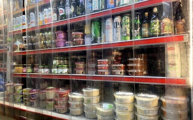 La section « salatim » du Holyland Market dans le quartier East Village de Manhattan, le 11 août 2020. (Crédit : Jacob Magid / Times of Israel)