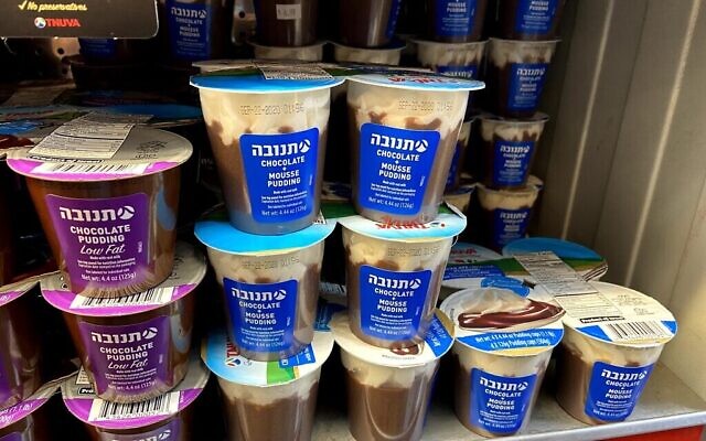 Produits laitiers au Holyland Market dans le quartier East Village de Manhattan le 11 août 2020. (Crédit : Jacob Magid / Times of Israel)
