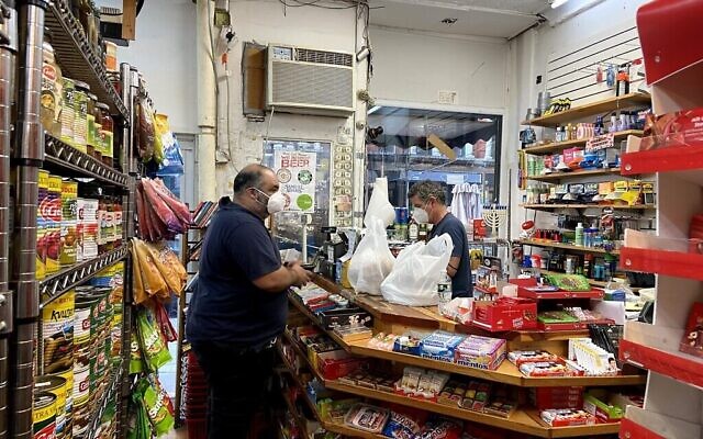 Un client se rend au Holyland Market dans le quartier East Village de Manhattan le 11 août 2020. (Crédit : Jacob Magid / Times of Israel)