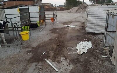 Dommages dans un kibboutz près de la frontière de Gaza après qu'un missile de Tsahal non explosé a frappé une structure agricole, le 12 août 2020. (Autorisation : Eshkol Security)