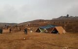 Des agents de la police des frontières pendant les opérations de démolition de structures illégales dans l'avant-poste de  Shevach Haaretz en Cisjordanie, le 12 août 2020 (Crédit : Police israélienne)