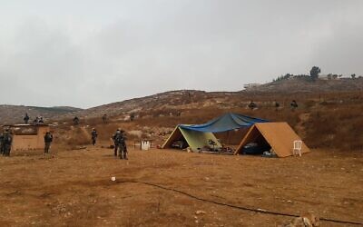 Des agents de la police des frontières pendant les opérations de démolition de structures illégales dans l'avant-poste de  Shevach Haaretz en Cisjordanie, le 12 août 2020 (Crédit : Police israélienne)