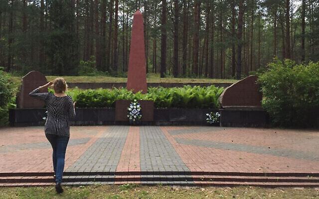 Le mémorial aux Juifs assassinés de Svemcionys, en Lituanie (Crédit : Efraim Zuroff)