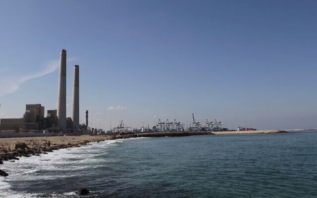 Une vue générale de la centrale électrique d'Eshkol, la première en Israël à produire de l'électricité à partir de gaz naturel, dans la ville côtière d'Ashdod, le 7 octobre 2015. (Crédit : AP Photo/Tsafrir Abayov/Dossier)