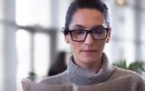 Les appareils OrCam Technologies aident les aveugles et les malvoyants à lire des textes grâce à un retour audio. (Capture d'écran YouTube)