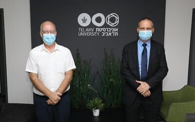 Le professeur Ariel Porat, président de l’université de Tel Aviv, et le ministre des Sciences et de la Technologie, Yizhar Shai. (Crédit : Chen Galili)
