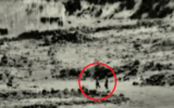Une image de Tsahal montrant un groupe de quatre personnes qui, selon l'armée, sont entrées sur le territoire israélien et ont tenté de poser une bombe dans un poste militaire abandonné, le 2 août 2020 (Capture d'écran : Armée israélienne)