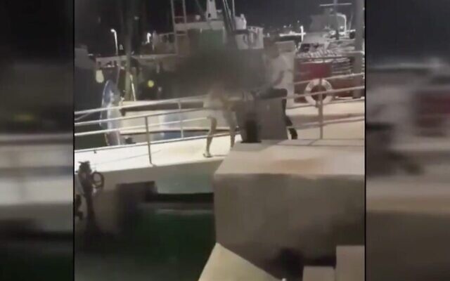 Capture d'écran d'une vidéo montrant une agression homophobe présumée dans le port de Jaffa, le 1er août 2020 (Capture d'écran : Twitter)
