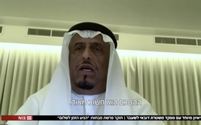 L'ex chef-adjoint de la police et de la sécurité générale de Dubaï, le lieutenant général Dhahi Khalfan Tamim, lors d'une interview avec la Douzième chaîne de télévision israélienne, le 15 août 2020. (Capture d'écran)