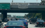 Illustration : Les bannières accrochées au-dessus de l'autoroute I-405 de Los Angeles par  Jon Minadeo Jr., de la Ligue de défense des Goyim (Crédit : Siamak Kordestani/Twitter)