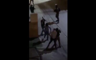 Des officiers de la police des frontières lors d’affrontements dans le quartier d'Issawiya à Jérusalem-Est le 28 août 2020. (Capture d'écran : Twitter)