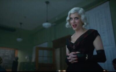Capture d'écran de la vidéo de "The Handler", interprétée par Kate Walsh, dans la série Netflix "The Umbrella Academy". (YouTube)