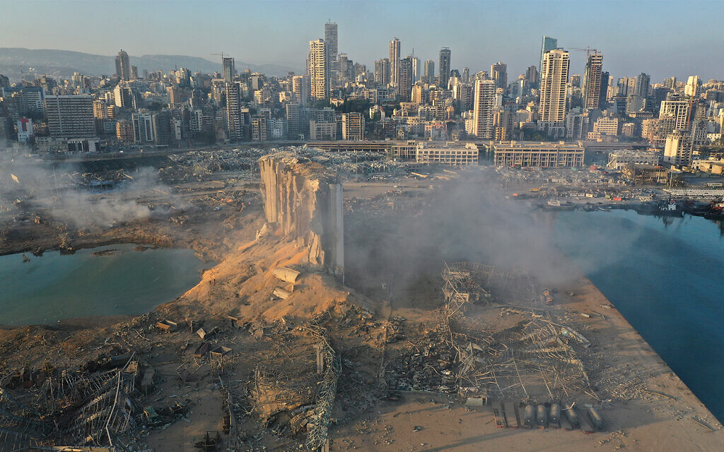 Une photo de drone de la scène d'une explosion dans le port maritime de Beyrouth, au Liban, le 5 août 2020. (Crédit : Hussein Malla/AP) Une photo de drone de la scène d'une explosion dans le port maritime de Beyrouth, au Liban, le 5 août 2020. (Crédit : Hussein Malla/AP)