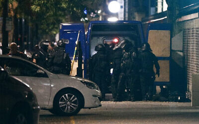 Des membres de l'unité d'élite du RAID se rassemblent devant une banque lors d'une prise d'otages dans la ville portuaire du Havre, dans le nord-ouest de la France, le 6 août 2020. (Sameer Al-Doumy / AFP)