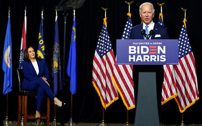 Le candidat démocrate à la présidence Joe Biden s'exprime alors que sa colistière, la sénatrice Kamala Harris, démocrate de Californie, l'écoute lors d'une conférence de presse à Wilmington, dans le Delaware, le 12 août 2020. (AP/Carolyn Kaster)