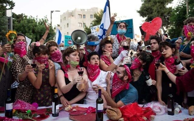 La Cène, spectacle joué pendant une manifestation sur la rue Balfour à Jérusalem, le 14 juillet 2020 (Autorisation : Avishag Gaya)