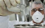 Dans un laboratoire de l'usine pharmaceutique Teva à Har Hotzvim, Jérusalem, 15 mars 2010. (Autorisation: Nati Shohat / Flash90)