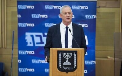 Le chef du parti Kakhol Lavan et ministre de la Défense Benny Gantz, prend la parole lors d'une réunion des factions du parti à la Knesset, le 29 juin 2020 (Autorisation : Noam Moshkovitz / Kakhol lavan)
