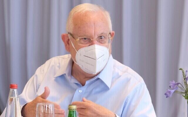 Le président Reuven Rivlin lors d'une réunion avec des hôteliers, des hommes d'affaires et des résidents à Eilat le 6 juin 2020 (Mark Neyman/GPO)