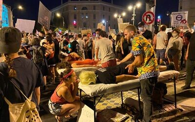 Des tables de massages dressées par les activistes lors d'une manifestation aux abords de la résidence du Premier ministre Benjamin Netanyahu à Jérusalem, le 1er août 2020. (Crédit : Anat Peled/Times of Israel) Des tables de massages dressées par les activistes lors d'une manifestation aux abords de la résidence du Premier ministre Benjamin Netanyahu à Jérusalem, le 1er août 2020. (Crédit : Anat Peled/Times of Israel)