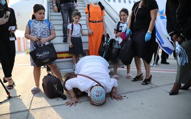 Nouveaux immigrants de France à l'aéroport Ben Gurion, le 3 août 2020. (Olivier Fitoussi/International Fellowship of Christians and Jews)