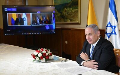 Le Premier ministre Netanyahu a participé, via visioconférence, à un événement marquant la ratification d'un accord de libre-échange avec la Colombie, le 10 août 2020 (Crédit : Amos Ben-Gershom/GPO)