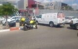 Scène d'un accident mortel de la circulation à Rishon Lezion le 21 août 2020. (Crédit : Magen David Adom)
