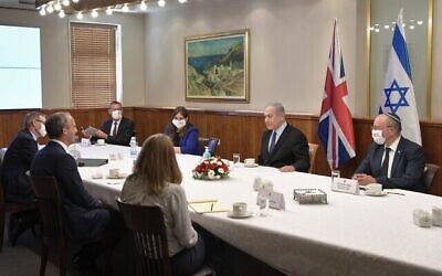 Le Premier ministre Benjamin Netanyahu accueille le ministre des Affaires étrangères britannique Dominic Raab et son équipe à son cabinet à Jérusalem, le 25 août 2020. (Crédt : Kobi Gideon/GPO)