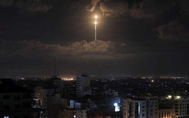 Le système anti-missile du Dôme de Fer tire des missiles d'inception vus dans le ciel tôt le matin du 21 août 2020 alors que des roquettes ont été lancées depuis Gaza. (Photo par MAHMUD HAMS / AFP) Le système anti-missile du Dôme de Fer tire des missiles d'inception vus dans le ciel tôt le matin du 21 août 2020 alors que des roquettes ont été lancées depuis Gaza. (Photo par MAHMUD HAMS / AFP)
