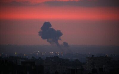 De la fumée monte au loin dans le ciel après que des avions de combat israéliens ont mené des frappes aériennes sur Khan Younis dans le sud de la bande de Gaza tôt le matin du 21 août 2020. (Photo par SAID KHATIB / AFP)