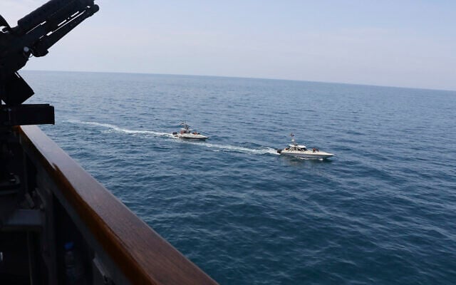 Des vedettes du corps de Gardiens de la Révolution naviguent à proximité d'un navire militaire américain dans le Golfe Persique à proximité du Koweït, le 15 août 2020. (Marine américaine via AP)