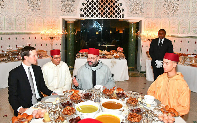 Le roi du Maroc Mohammed VI (au centre) s'entretient avec Jared Kushner, conseiller principal du président américain Donald Trump (à gauche) sous le regard du prince héritier Moulay Hassan (à droite) avant un repas de l'Iftar, le repas du soir où les musulmans mettent fin à leur jeûne quotidien du Ramadan au coucher du soleil, à la résidence royale du roi à Sale, au Maroc, le 28 mai 2019. (Palais royal marocain, via AP) Le roi du Maroc Mohammed VI (au centre) s'entretient avec Jared Kushner, conseiller principal du président américain Donald Trump (à gauche) sous le regard du prince héritier Moulay Hassan (à droite) avant un repas de l'Iftar, le repas du soir où les musulmans mettent fin à leur jeûne quotidien du Ramadan au coucher du soleil, à la résidence royale du roi à Sale, au Maroc, le 28 mai 2019. (Palais royal marocain, via AP)