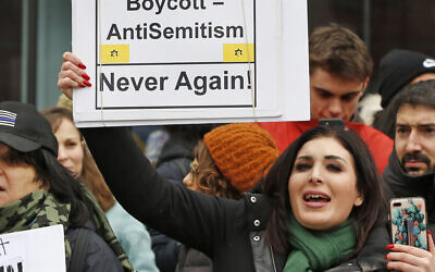 L'activiste politique Laura Loomer tient une pancarte avec le logo du groupe terroriste juif Kach, de l'autre côté de la rue d'une manifestation organisée par le Marche des Femmes à New York le 19 janvier 2019. (AP/Kathy Willens)