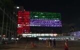 Le bâtiment de la mairie de Tel Aviv est allumé aux couleurs du drapeau des Emirats arabes unis le 13 août 2020, après l'annonce de l'accord de normalisation des liens entre Israël et les Emirats arabes unis scellé par les Etats-Unis. (Municipalité de Tel Aviv/Twitter)