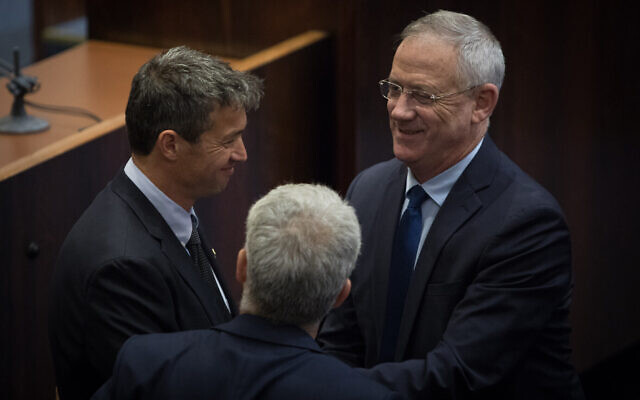 Yoaz Hendel (G) et Benny Gantz (D) à la Knesset, le 13 mai 2019. (Noam Revkin Fenton/ Flash90)