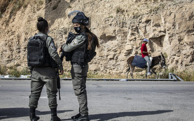 Des officiers de la police des Frontières montent la garde à un poste de contrôle en Cisjordanie, le 22 avril 2020. (Olivier Fitoussi/FLASH90) Des officiers de la police des Frontières montent la garde à un poste de contrôle en Cisjordanie, le 22 avril 2020. (Olivier Fitoussi/FLASH90)
