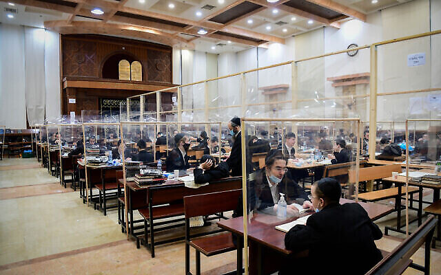 Des hommes juifs ultra-orthodoxes étudiant par petits groupes à la yeshiva Imrei Emes de la dynastie Sur dans la ville de bleu Brak, le 16 juin 2020. (Yossi Zeliger/Flash90)