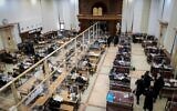 Des Juifs ultra-orthodoxes étudient la torah en petits groupes à la yeshiva  Imrei Emes de la dynastie hassidique de Gour, dans la ville ultra-orthodoxe de Bnei Brak, le 16 juin 2020. (Photo par Yossi Zeliger/Flash90)