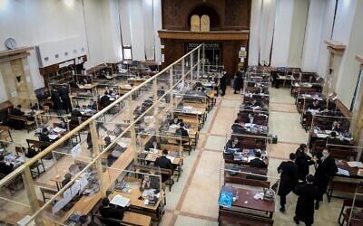 Des Juifs ultra-orthodoxes étudient la torah en petits groupes à la yeshiva  Imrei Emes de la dynastie hassidique de Gour, dans la ville ultra-orthodoxe de Bnei Brak, le 16 juin 2020. (Photo par Yossi Zeliger/Flash90)
