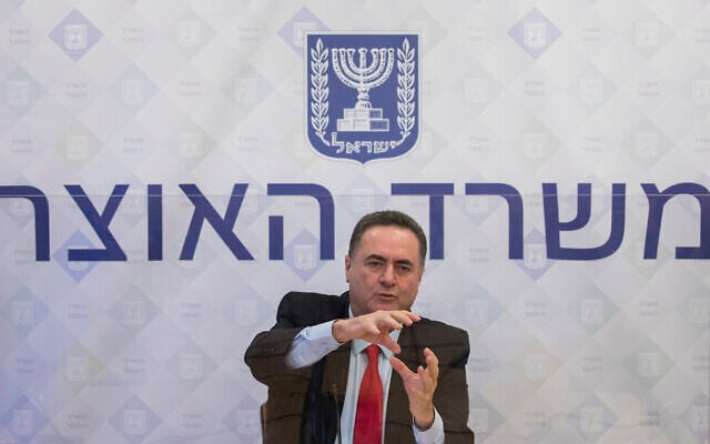 Le ministre des Finances Yisrael Katz tient une conférence de presse au ministère des Finances à Jérusalem, le 1 juillet 2020. (Photo par Olivier Fitoussi/Flash90) Le ministre des Finances Yisrael Katz tient une conférence de presse au ministère des Finances à Jérusalem, le 1 juillet 2020. (Photo par Olivier Fitoussi/Flash90)