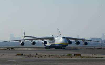 L'avion cargo Antonov An-225 Mriya transportant les camions militaires américains Oshkosh atterrit à l'aéroport Ben-Gurion à proximité de Tel Aviv, le 3 août 2020.  (Tomer Neuberg/Flash90)