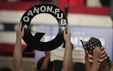 Un participant à un meeting pour un candidat au Congrès dans l'Ohio tient une pancarte QAnon alors que le président Donald Trump s'exprime, le 4 août 2018. (Scott Olson/Getty Images via JTA)