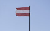 Un drapeau autrichien flotte sur la place Hofburg à Vienne. (Photo par Omar Marques / SOPA Images/SOPA Images/LightRocket via Getty Images)