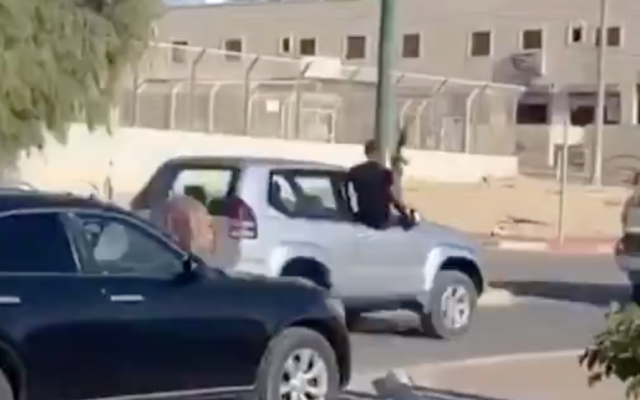 Un convoi roule à travers la ville du sud de Segev Shalom alors que ses passagers tirent en l'air au fusil automatique, dans des images diffusées par la Treizième chaîne, le 1 août 2020.
(Capture d'écran/Twitter) Un convoi roule à travers la ville du sud de Segev Shalom alors que ses passagers tirent en l'air au fusil automatique, dans des images diffusées par la Treizième chaîne, le 1 août 2020.
(Capture d'écran/Twitter)