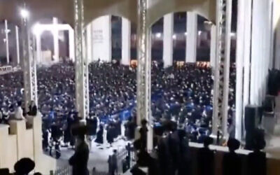 Capture d'écran d'une vidéo montrant des milliers d'ultra-orthodoxes lors d'une mariage à Jérusalem, en contravention avec les restrictions du coronavirus, le 5 août 2020. (Capture d'écran/Douzième chaîne)