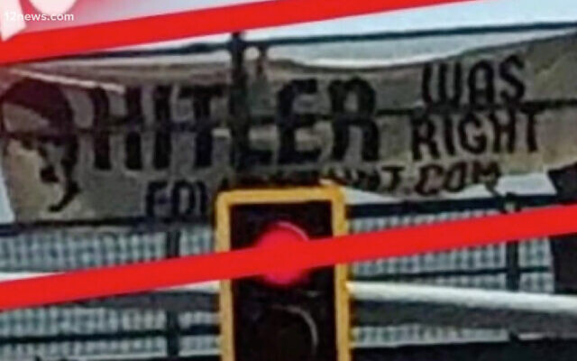 Une bannière où l'on peut lire "Hitler avait raison" sur un pont en Arizona". (Capture d'écran/KPNX 12News)