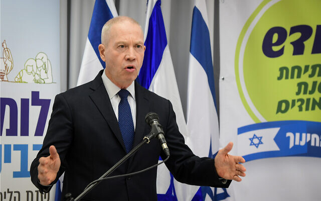 Le ministre de l'Education Yoav Gallant tient une conférence de presse à Tel Aviv, le 6 août 2020. (Avshalom Sassoni/Flash90) Le ministre de l'Education Yoav Gallant tient une conférence de presse à Tel Aviv, le 6 août 2020. (Avshalom Sassoni/Flash90)