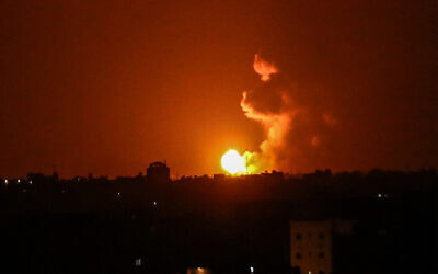 Une boule de feu est observée après une frappe aérienne israélienne à Khan Younis dans le sud de la bande de Gaza, après que des terroristes palestiniens ont tiré deux roquettes vers Israël, le 27 juin 2020. (Said Khatib/AFP)