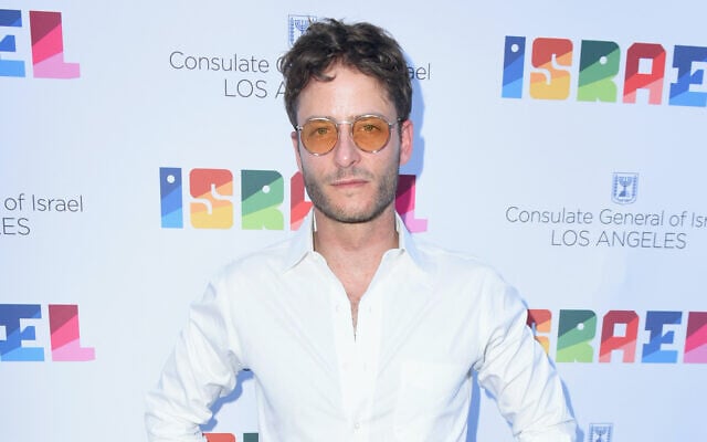 Michael Aloni aux célébrations du 70ème anniversaire d'Israël à Los Angeles, le 10 juin 2018. (Vivien Killilea/Getty Images pour le consulat israélien, Los Angeles, via JTA)