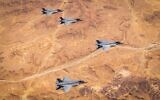 Des avions de chasse F-35 israéliens et américains participent à un exercice conjoint au-dessus du sud d'Israël, le 29 mars 2020. (Crédit : Armée israélienne)
